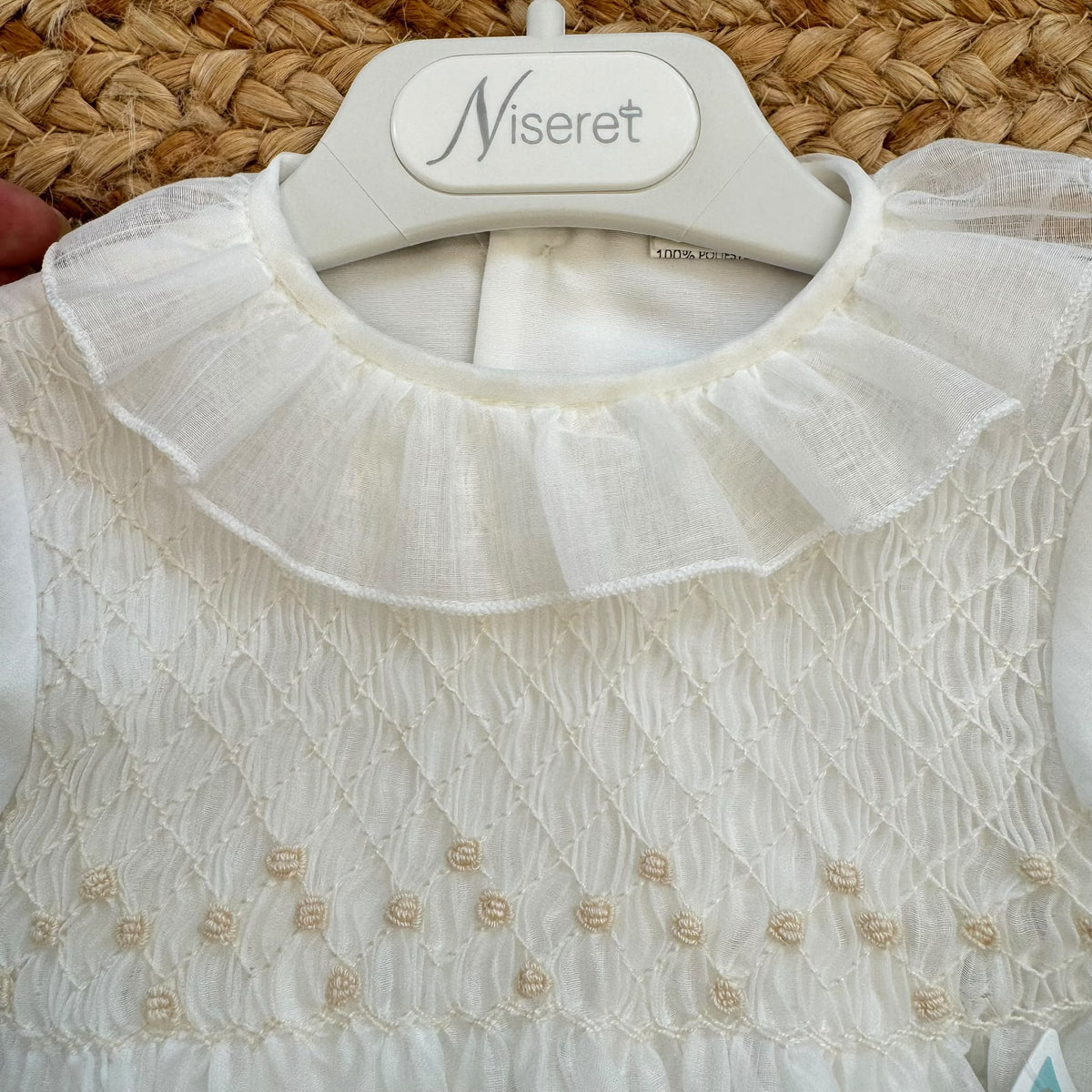 Pagliaccetto battesimo bimba avorio con punto smock, ricami beige e volant