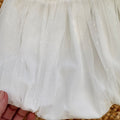 dettaglio pagliaccetto battesimo bimba con pizzo e lavorazione smock