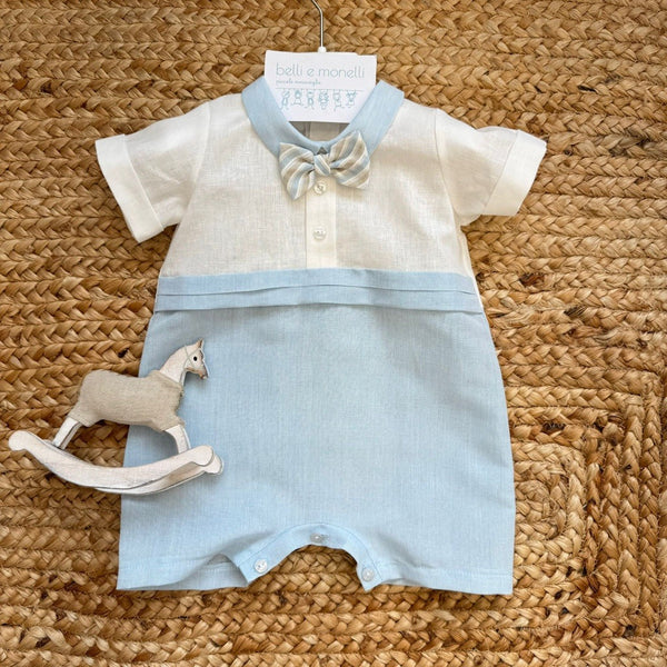 Pagliaccetto neonato elegante in lino e cotone celeste e bianco con papillon per battesimo.