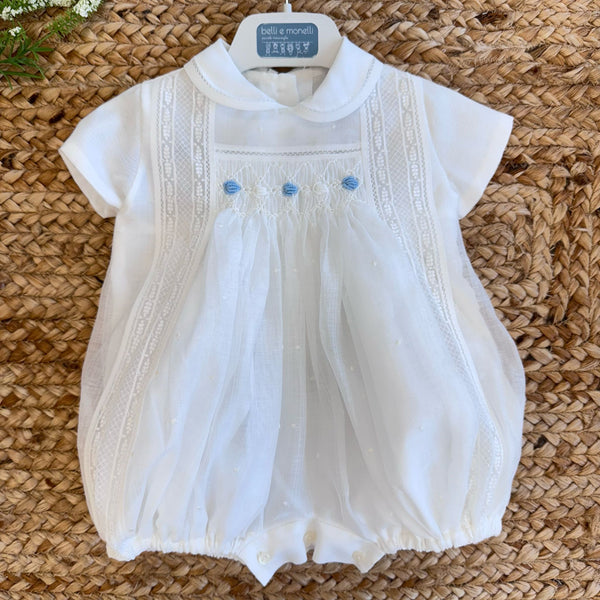 Pagliaccetto battesimo bimbo con ricami azzurri e tulle