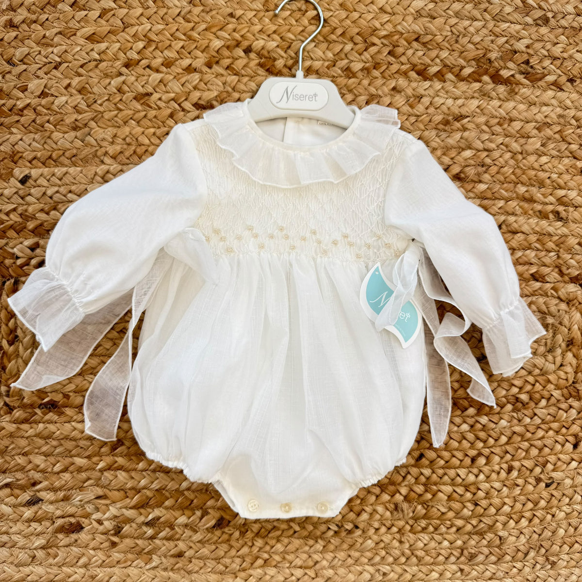 Pagliaccetto battesimo bimba avorio con punto smock, ricami beige e volant