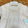 Pagliaccetto battesimo bimba bianco con punto smock, pizzo floreale e tulle, vista frontale