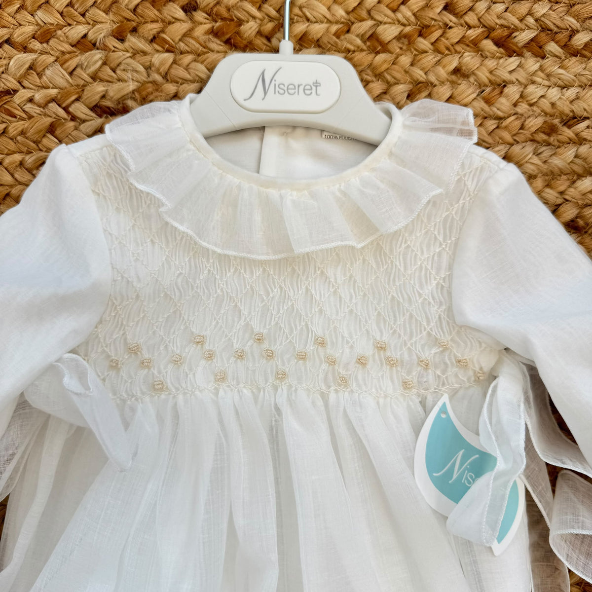 Pagliaccetto battesimo bimba avorio con punto smock, ricami beige e volant