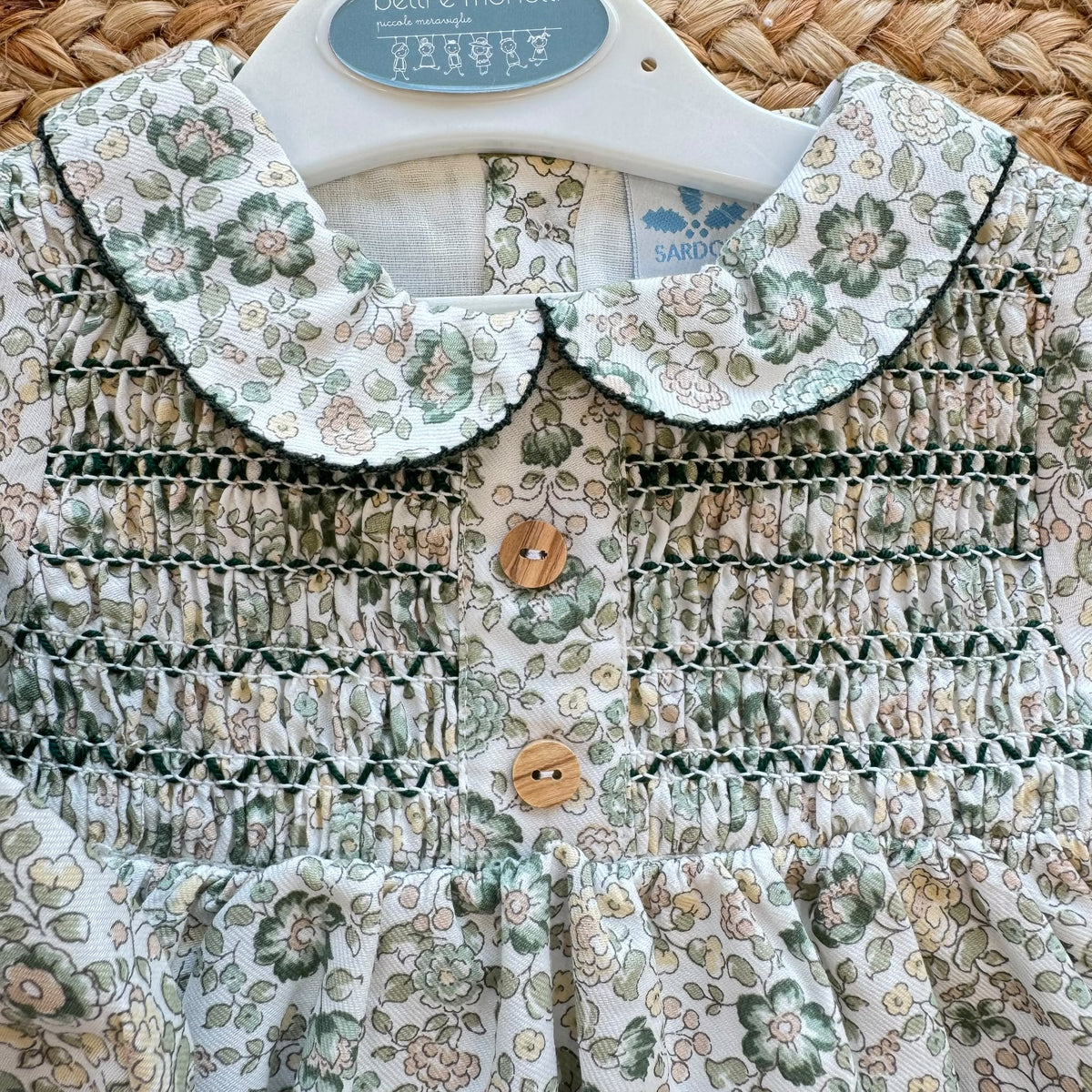 Pagliaccetto bimba floreale verde Sardon in 100% cotone con punto smock