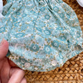 Pagliaccetto bimba in cotone floreale verde acqua con blusa bianca plumetis e colletto volant