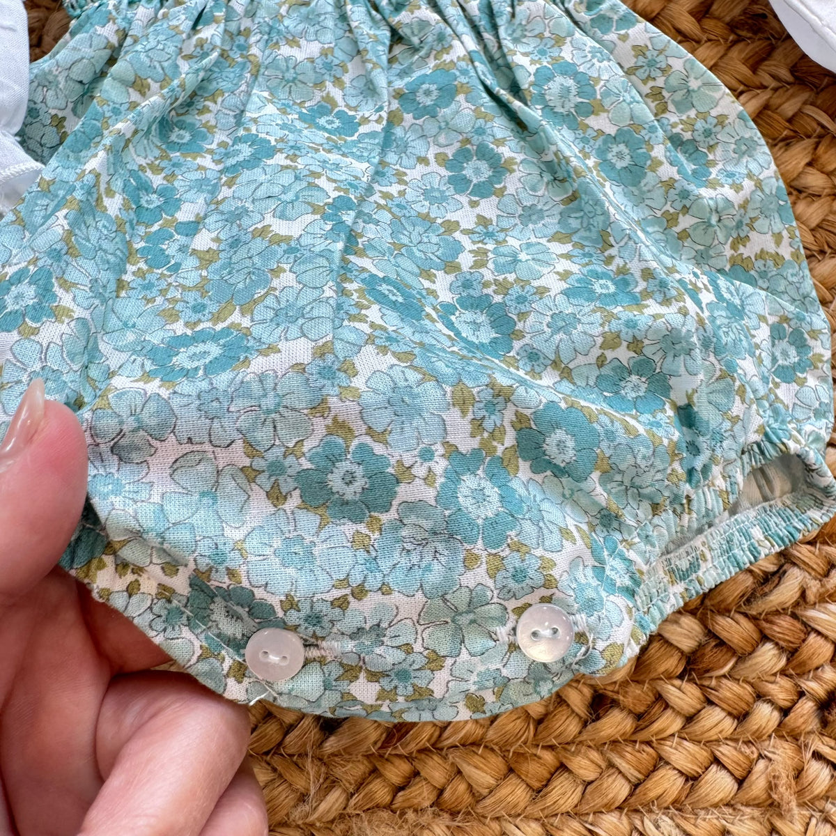Pagliaccetto bimba in cotone floreale verde acqua con blusa bianca plumetis e colletto volant