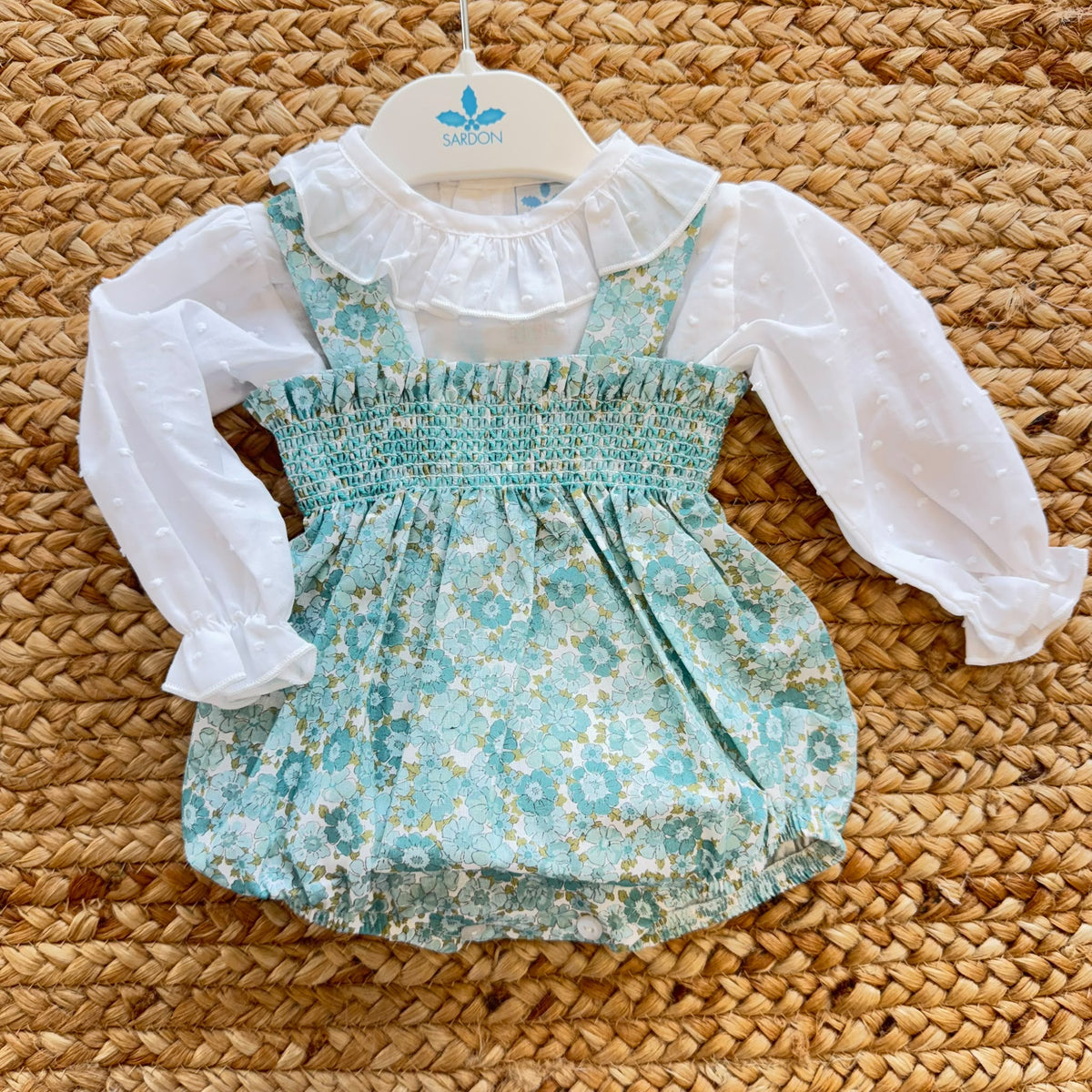 Pagliaccetto bimba in cotone floreale verde acqua con blusa bianca plumetis e colletto volant