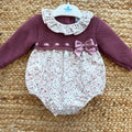 Pagliaccetto bimba in cotone vinaccio con fantasia floreale, colletto volant e fiocco rosa