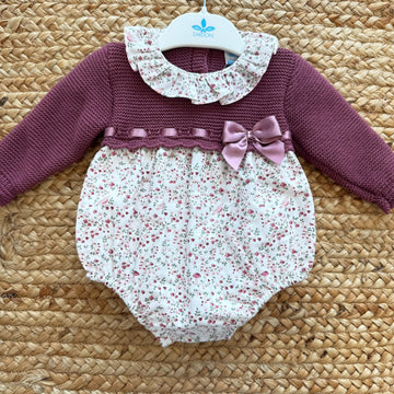 Pagliaccetto bimba in cotone vinaccio con fantasia floreale, colletto volant e fiocco rosa