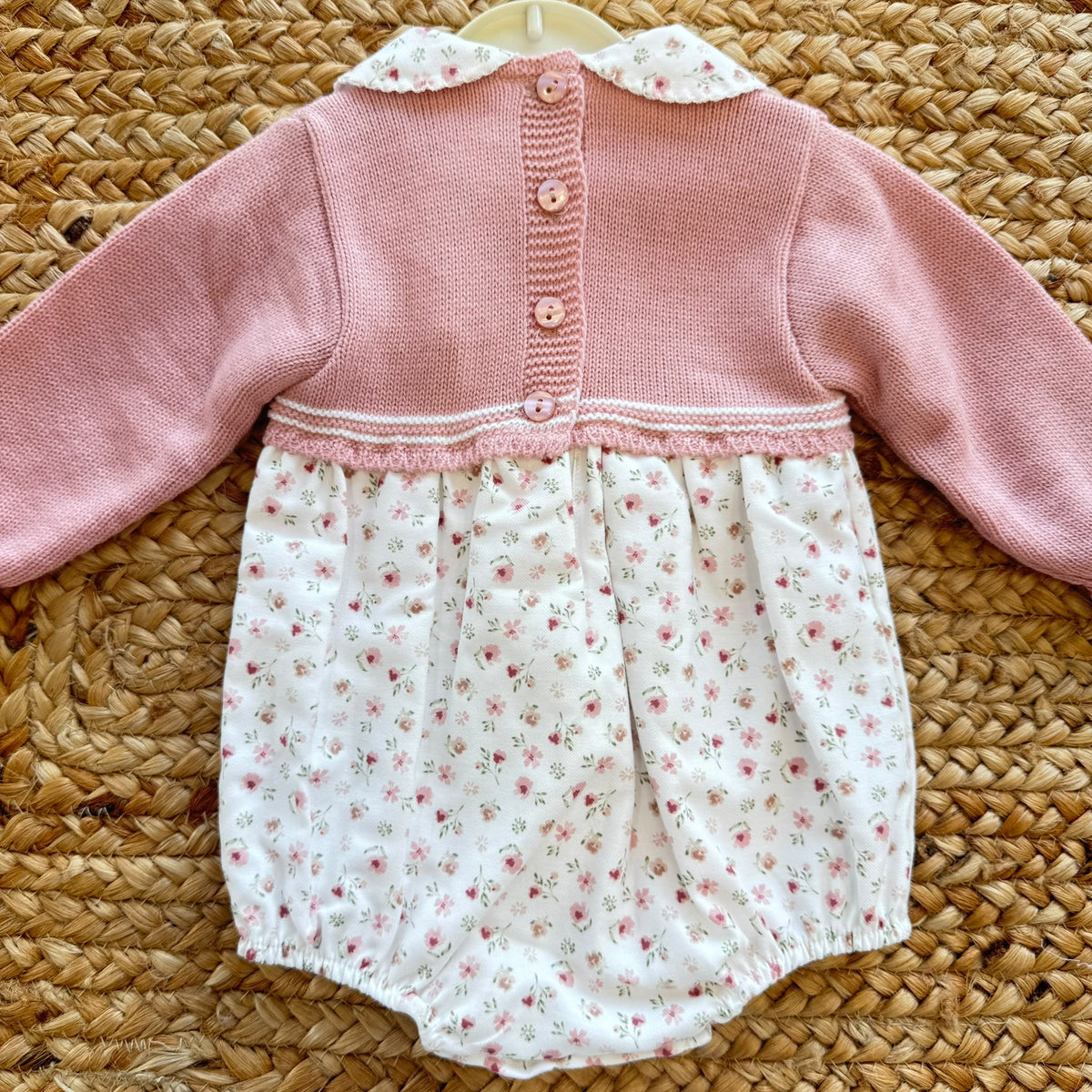 Pagliaccetto bimba rosa in maglia con parte floreale e colletto coordinato