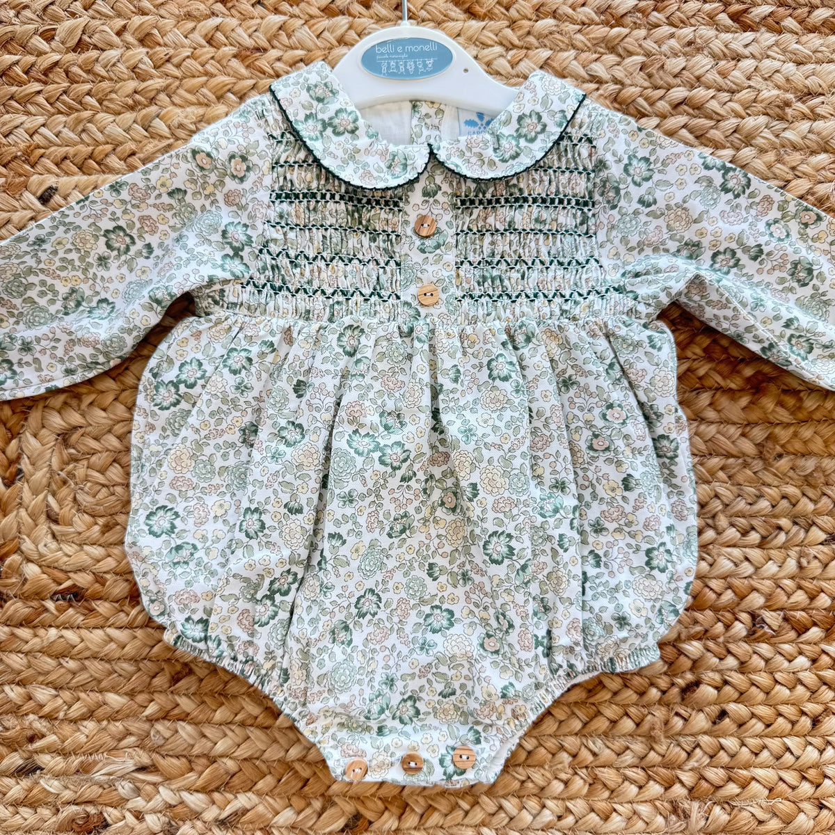 Pagliaccetto bimba floreale verde Sardon in 100% cotone con punto smock