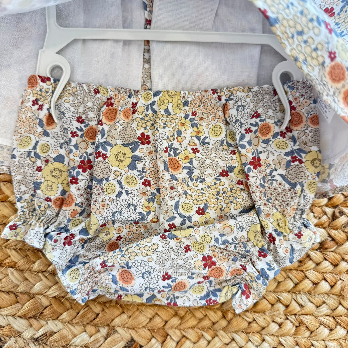 Abito pagliaccetto bimba floreale Yoedu con punto smock e pagliaccetto coordinato
