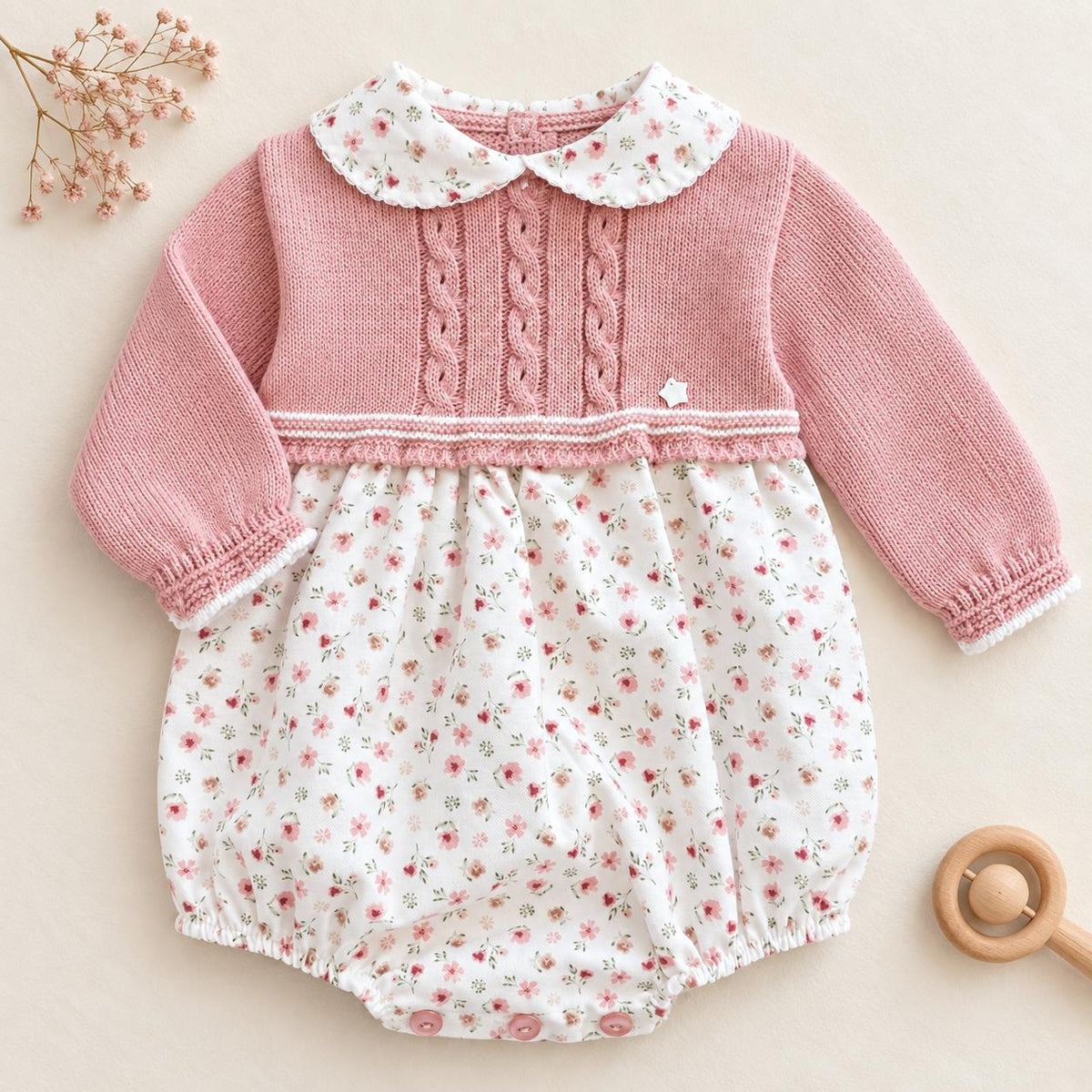 Pagliaccetto bimba rosa in maglia con parte floreale e colletto coordinato