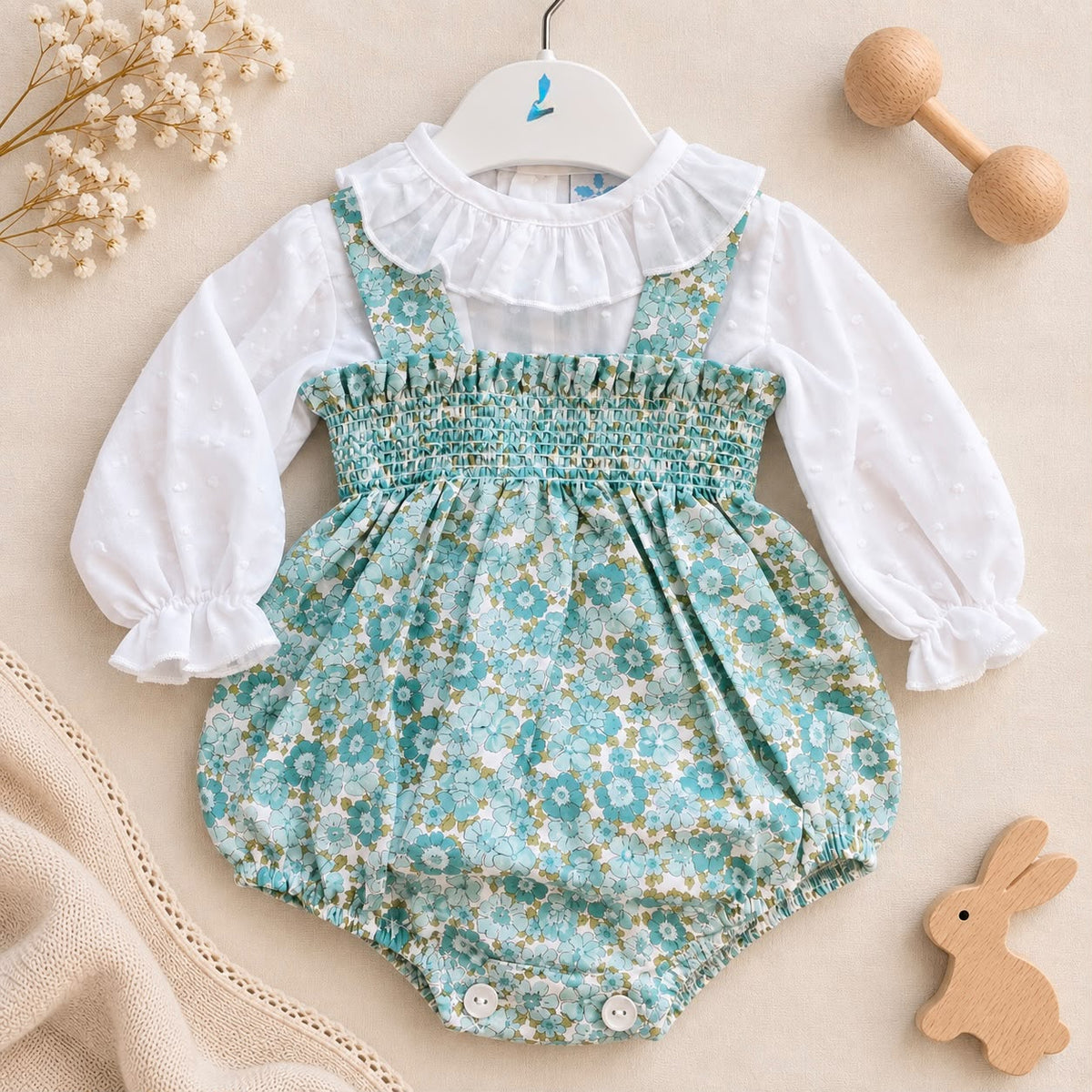 Pagliaccetto bimba verde acqua con fantasia floreale, lavorazione smock e blusa bianca con volant