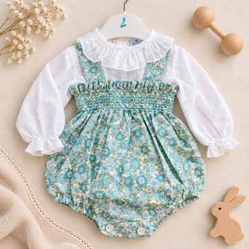 Pagliaccetto bimba verde acqua con fantasia floreale, lavorazione smock e blusa bianca con volant