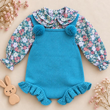 Pagliaccetto bimba verde petrolio in maglia con camicia floreale e pon pon