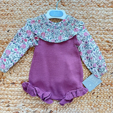 Pagliaccetto bimba vinaccio in maglia con camicia floreale e colletto a volant