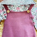 Pagliaccetto bimba vinaccio in maglia con camicia floreale e colletto a volant