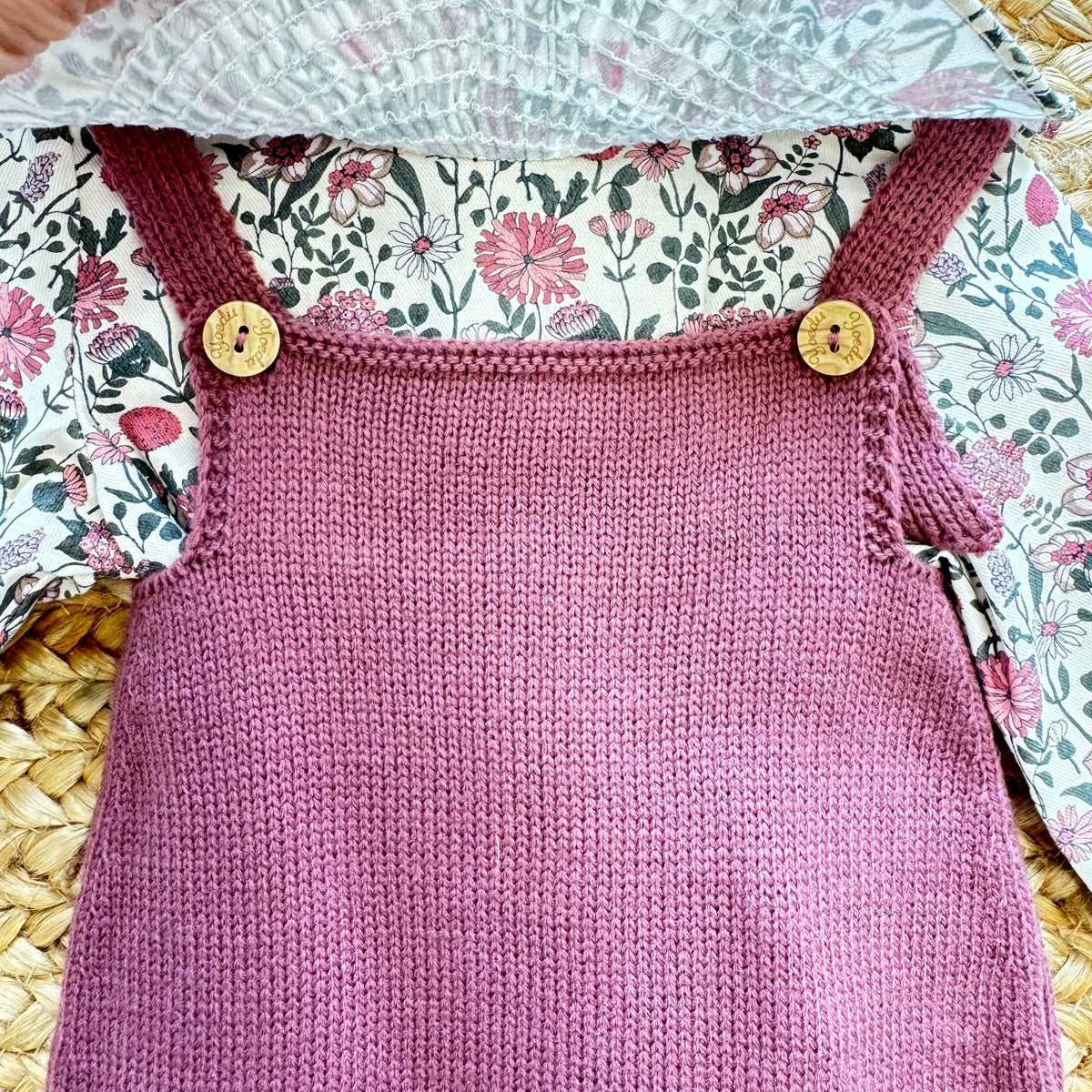 Pagliaccetto bimba vinaccio in maglia con camicia floreale e colletto a volant
