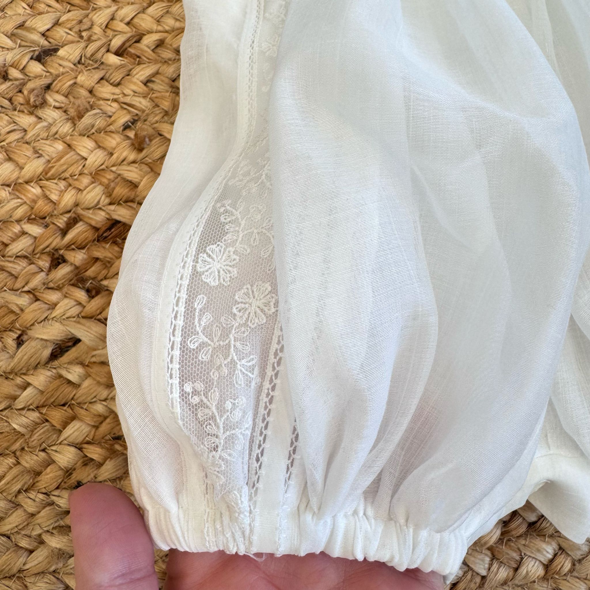 Tulle e pizzo floreale su pagliaccetto elegante