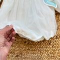 Pagliaccetto battesimo bimba bianco con punto smock, pizzo floreale e tulle, vista frontale