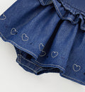 Dettaglio ricamo cuori pagliaccetto denim neonata