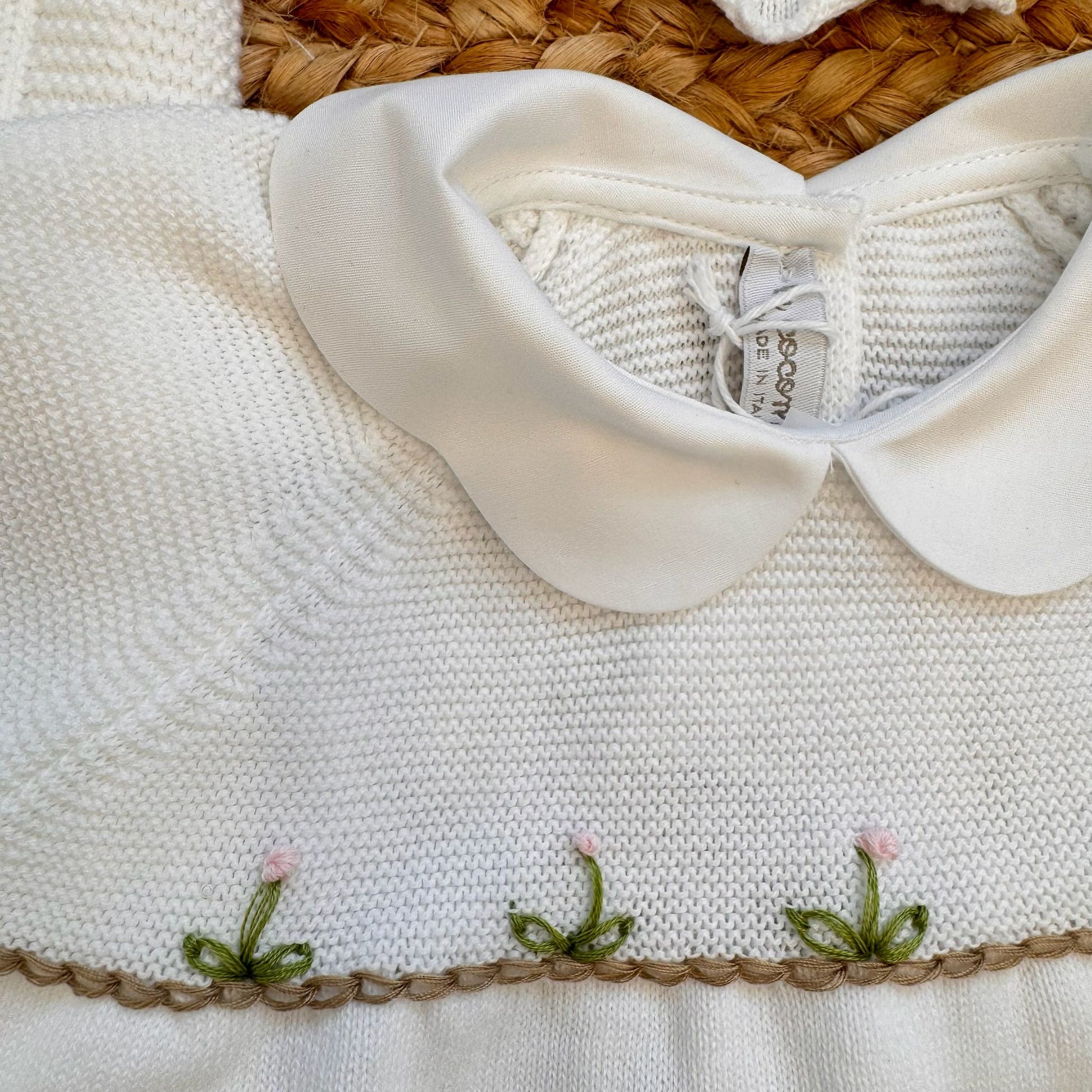Uscita clinica neonata in cotone panna con ricami floreali rosa e copertina coordinata