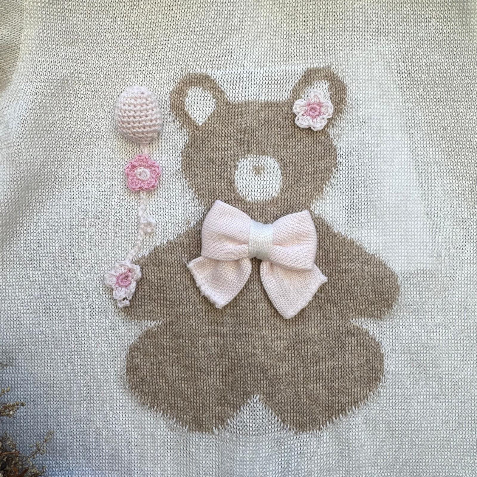 dettaglio orsetto con fiocco e crochet pagliaccetto neonata