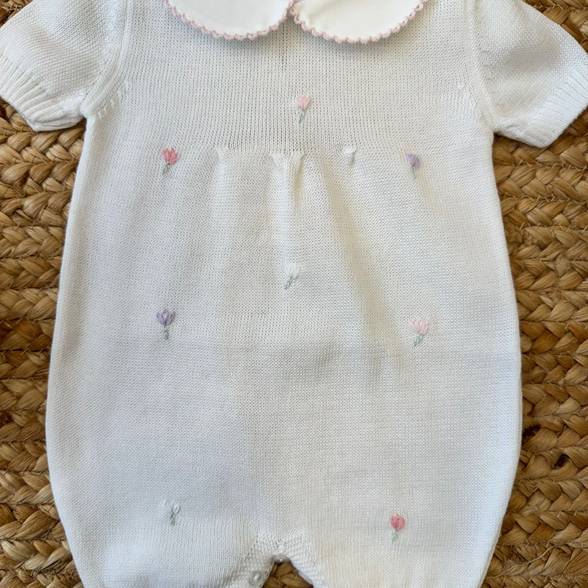 Ricamo tulipani su pagliaccetto neonata
