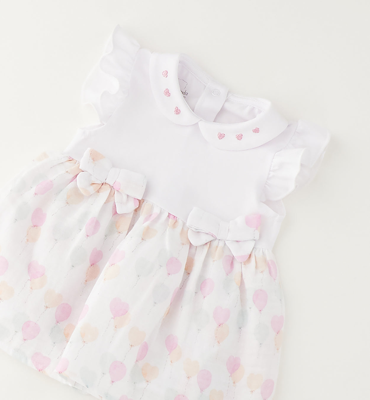 pagliaccetto neonata elegante con gonnellina cuori e fiocchetti decorativi