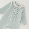 Tutina neonata verde menta in ciniglia con colletto floreale e lavorazione decorativa frontale