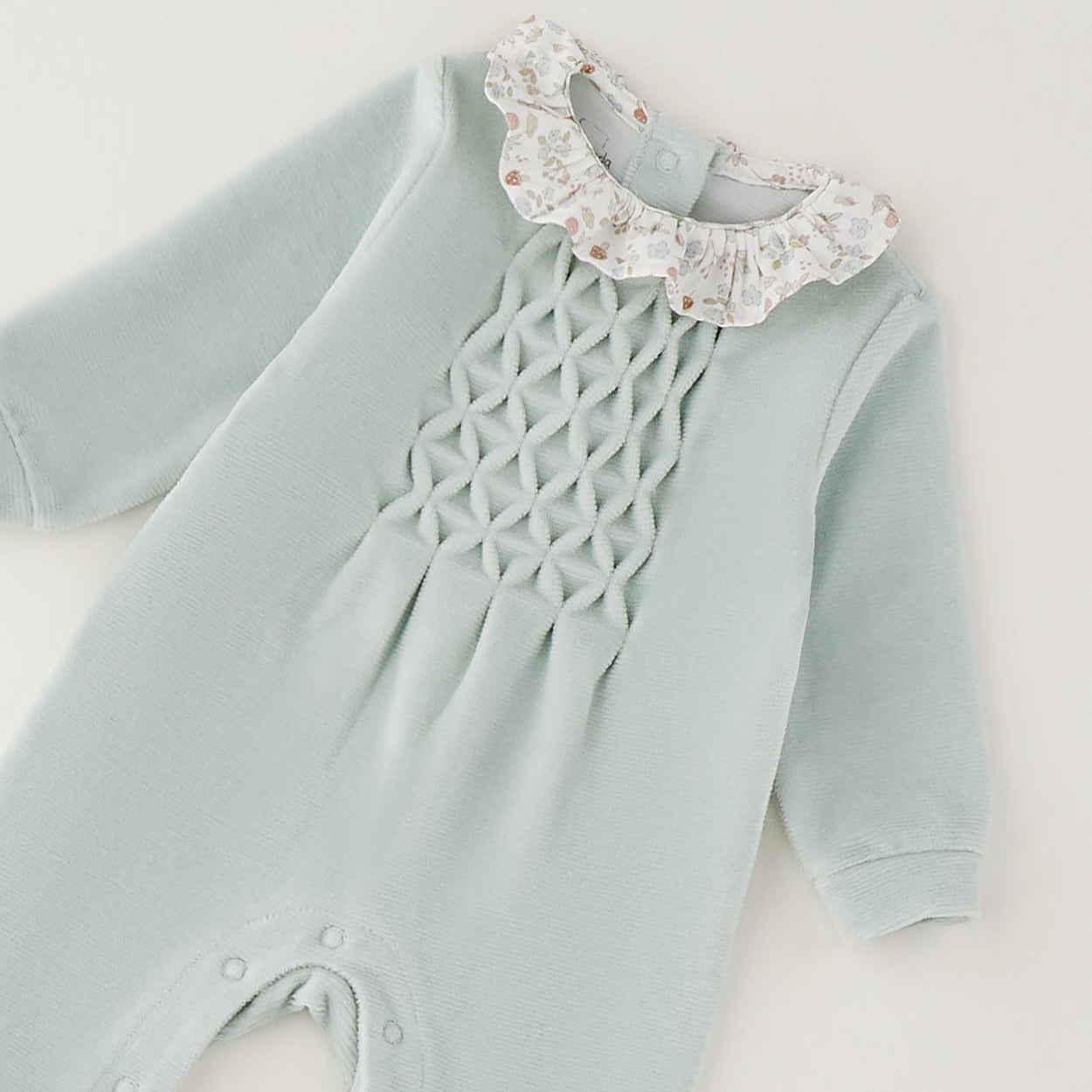Tutina neonata verde menta in ciniglia con colletto floreale e lavorazione decorativa frontale