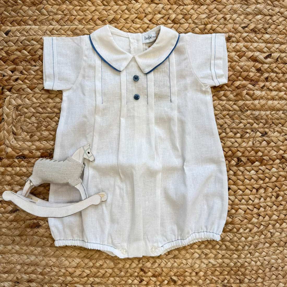 Pagliaccetto neonato panna in lino e cotone con colletto bianco e dettagli blu