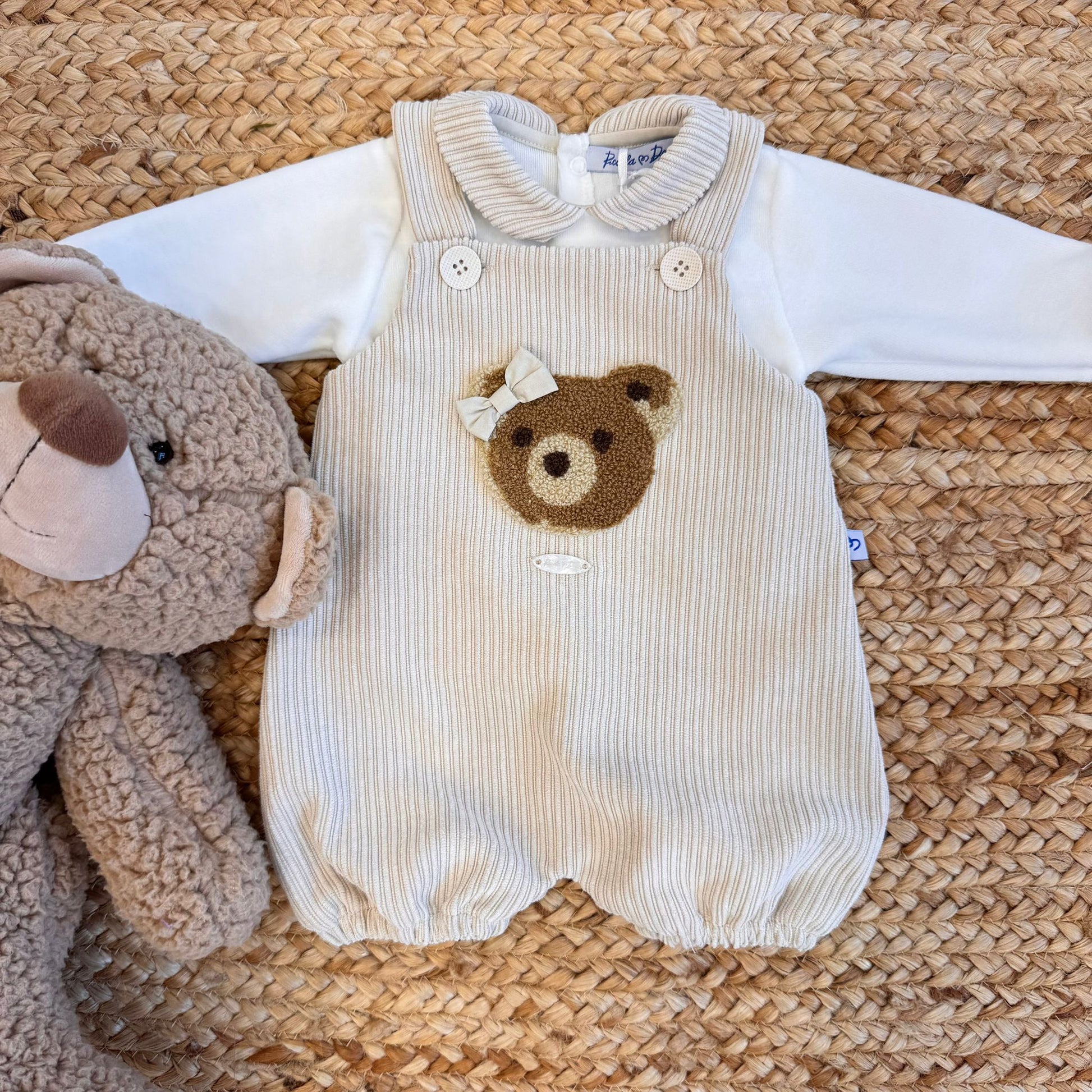 Coordinato nascita con pagliaccetto beige in velluto per neonata e accessori abbinati.