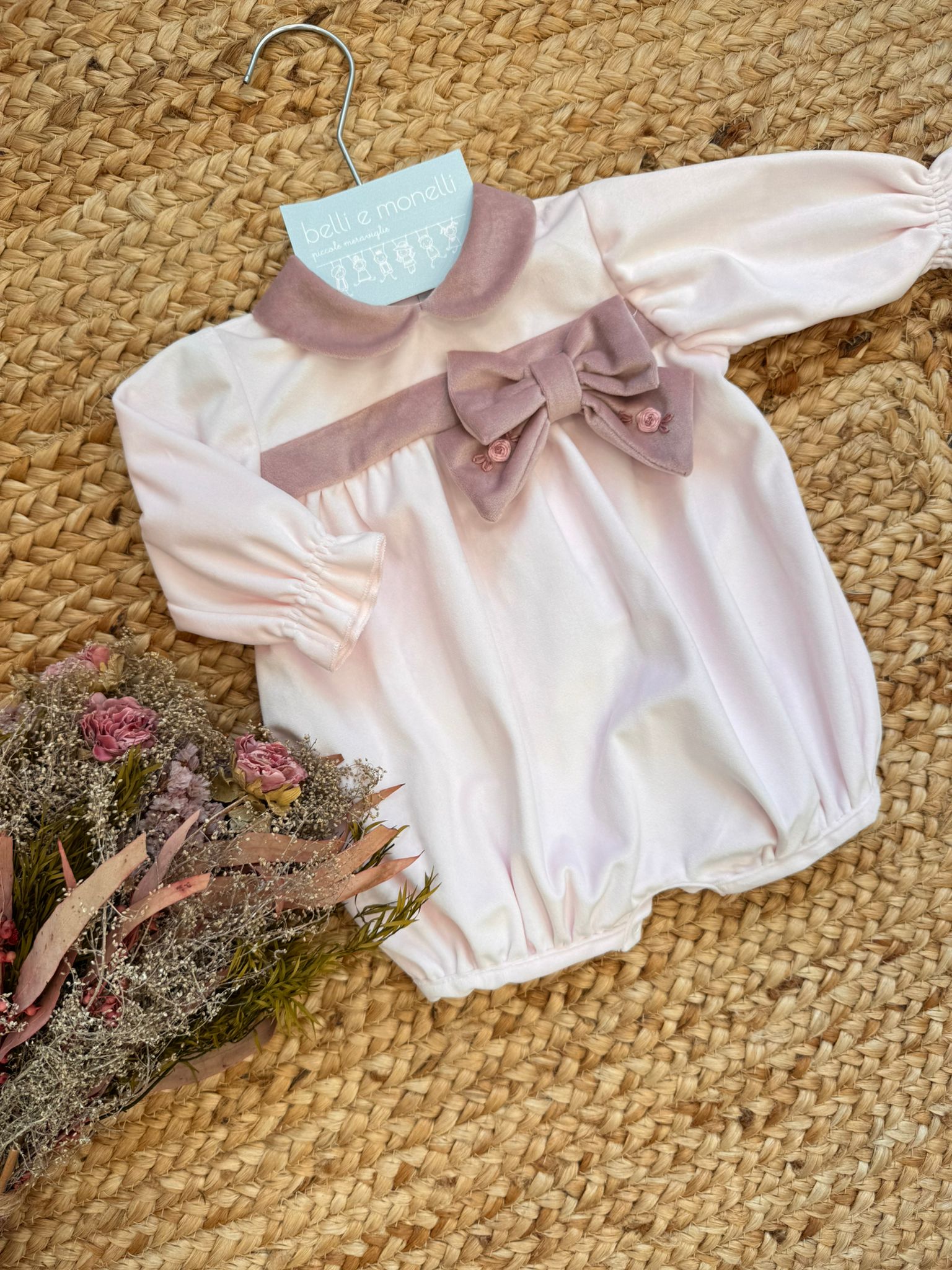 pagliaccetto neonata velluto rosa con fiocco ricamato