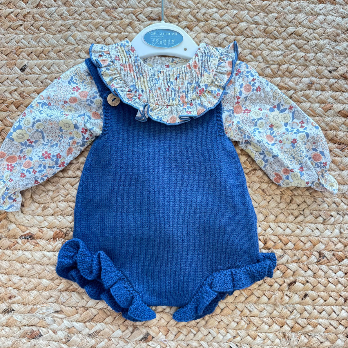 Pagliacetto bimba blu con camicia floreale e colletto punto smock