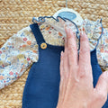 Pagliacetto bimba blu con camicia floreale e colletto punto smock