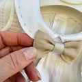 Completo battesimo bimbo con cardigan panna, camicia e bermuda beige con bretelle
