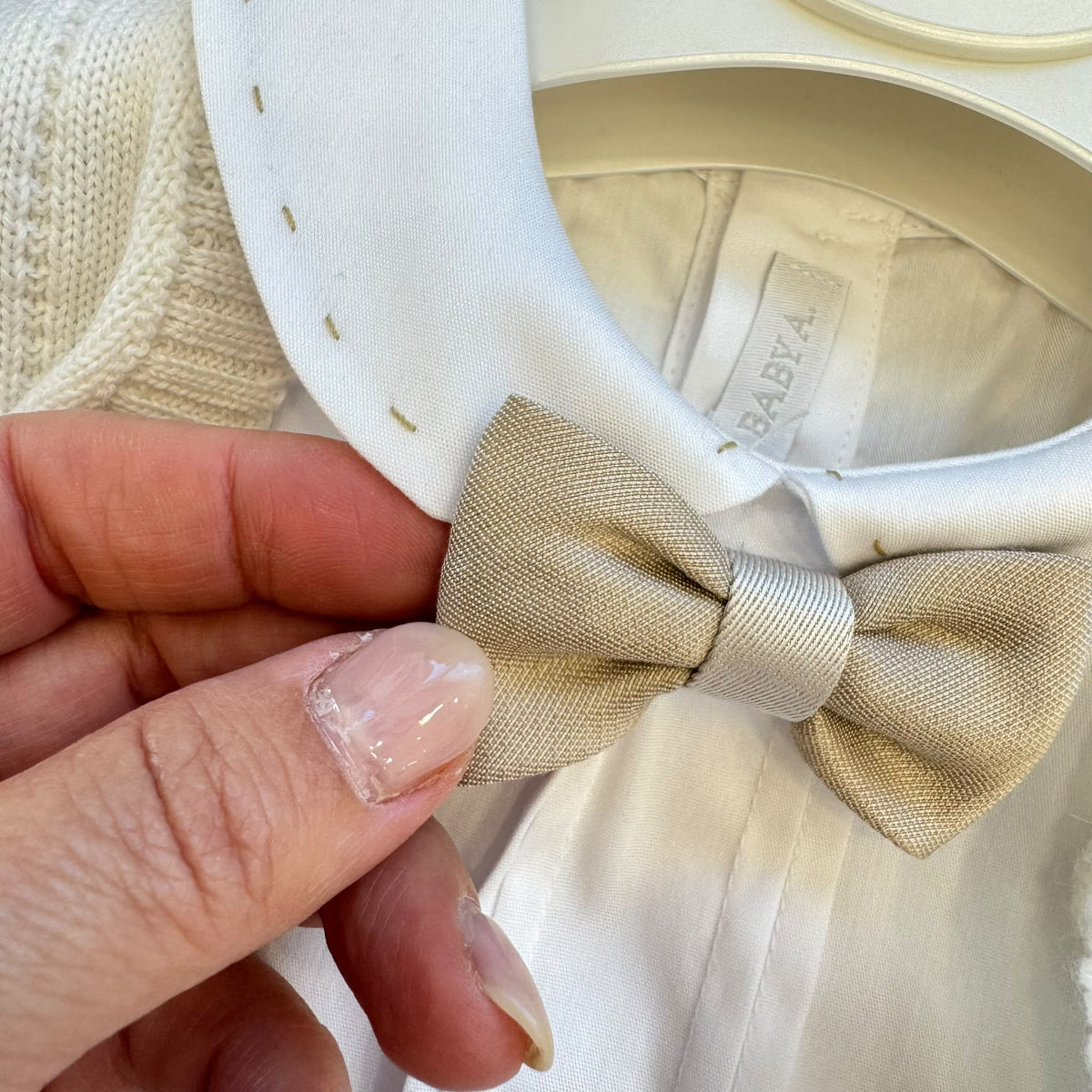 Completo battesimo bimbo con cardigan panna, camicia e bermuda beige con bretelle