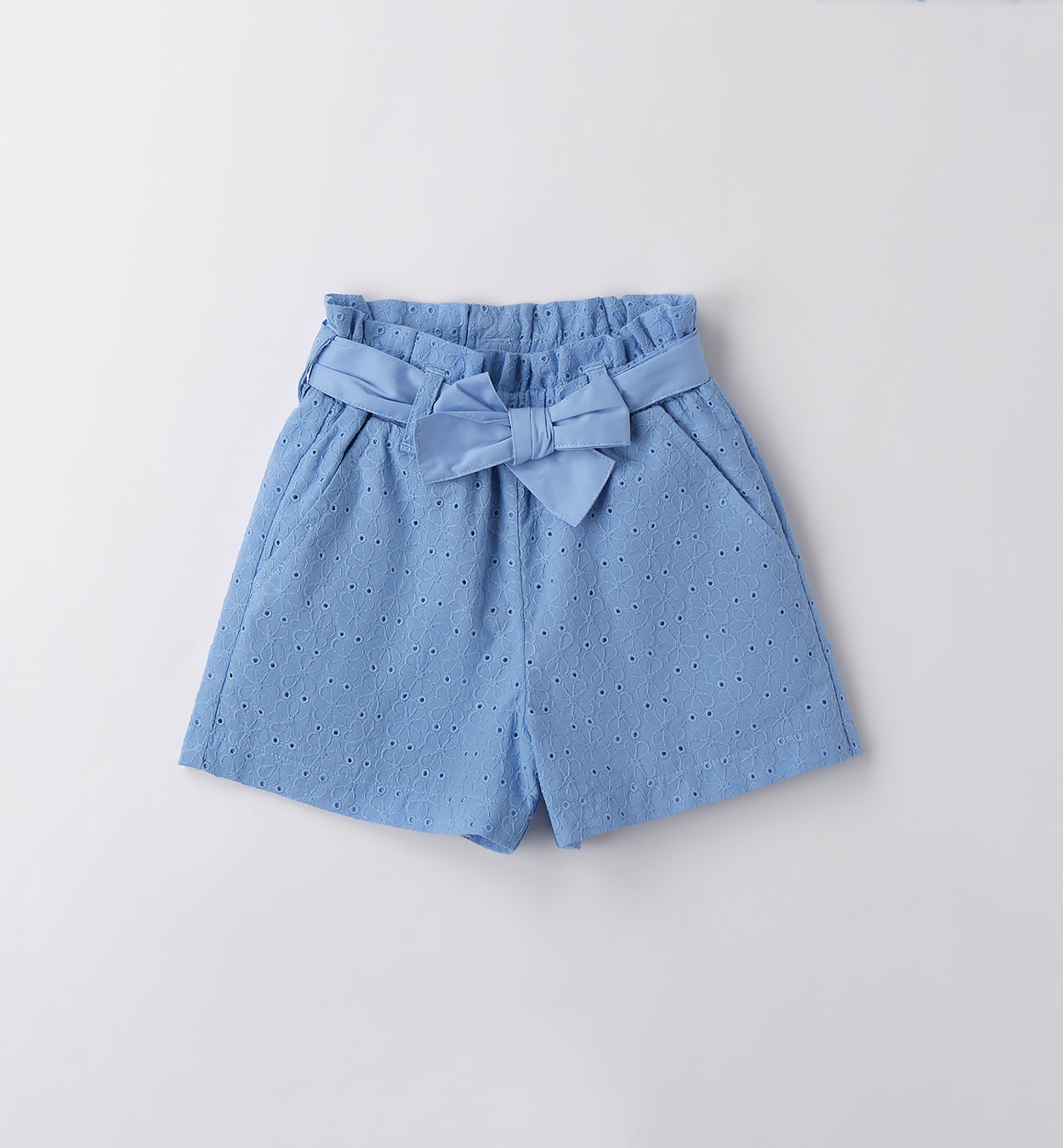 Completo bimba azzurro in sangallo con top a maniche a sbuffo e pantaloncini con fiocco