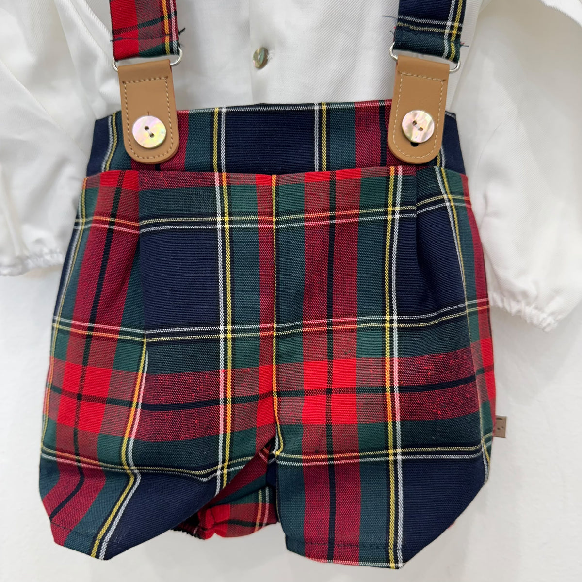 Completo salopette natalizio bimbo Calamaro Baby con camicia bianca e pantaloncini tartan rossi, verdi e blu con bretelle