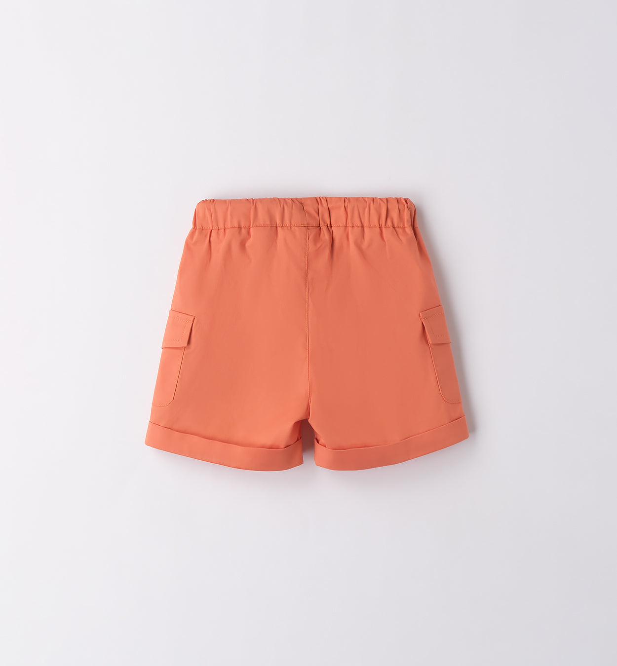 T-shirt con stampa cani e pantaloncini rossi per bambino, abbigliamento casual estivo.