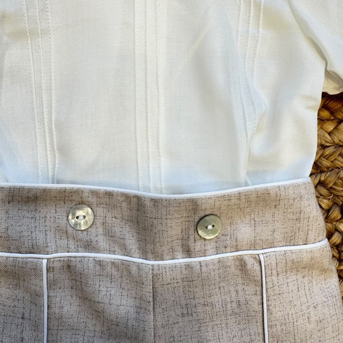 Dettaglio camicia bianca con nervature verticali del completo cerimonia bimbo