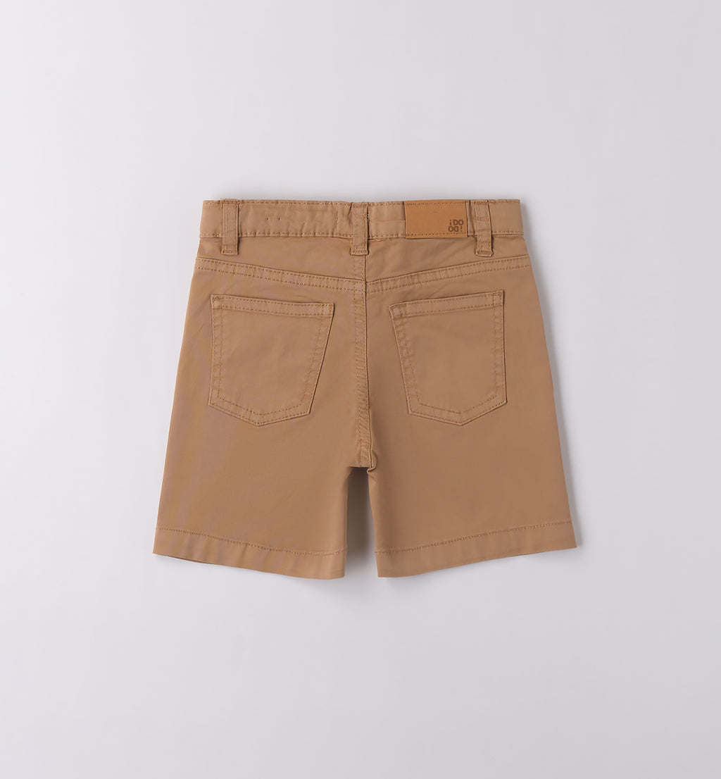 Camicia in lino blu e pantaloncini in cotone beige per bambino, abbigliamento estivo casual.