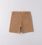 Camicia in lino blu e pantaloncini in cotone beige per bambino, abbigliamento estivo casual.