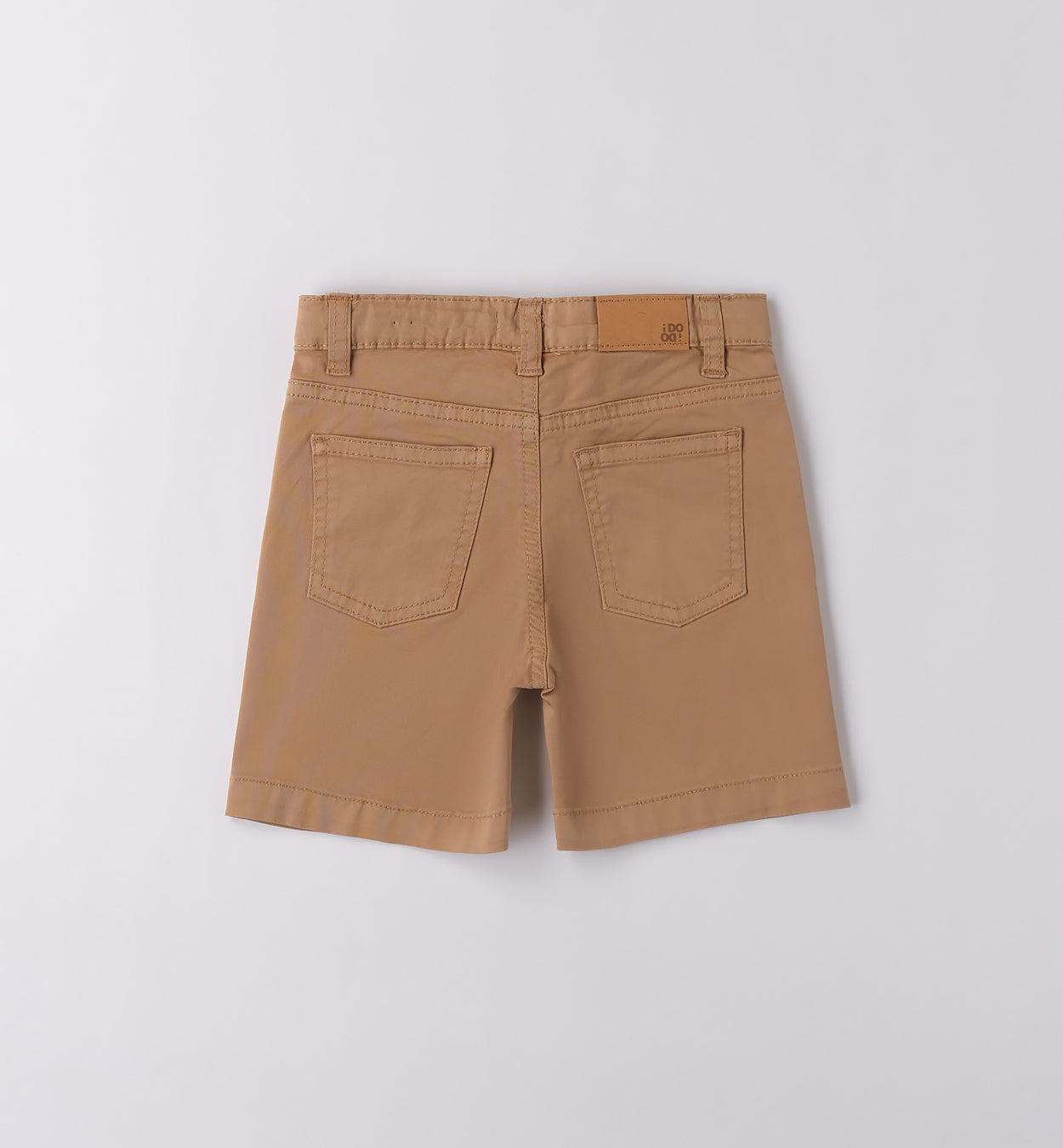 Camicia in lino blu e pantaloncini in cotone beige per bambino, abbigliamento estivo casual.