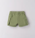 Retro pantaloncino verde cargo per bambino, con tasche applicate.