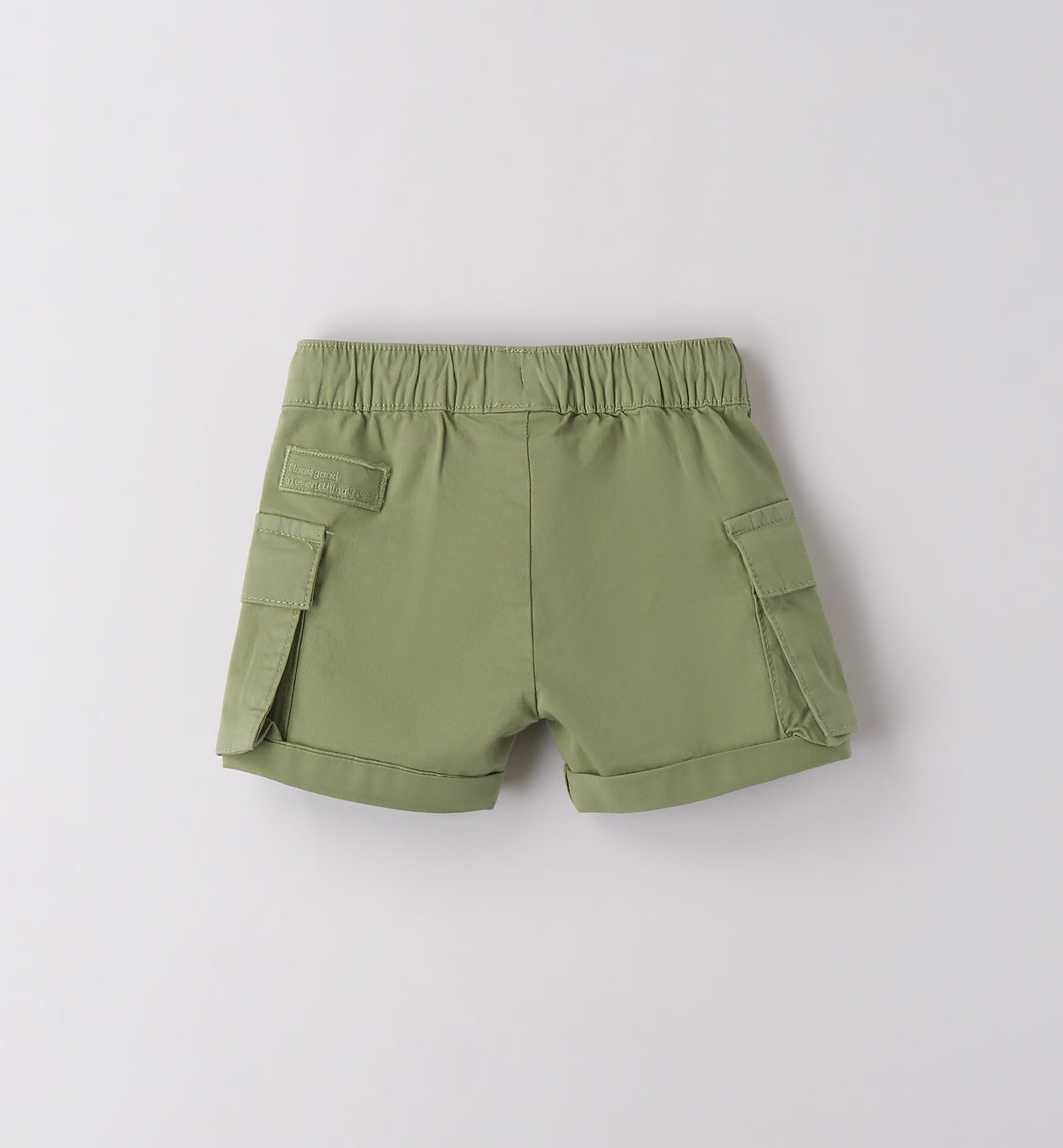 Retro pantaloncino verde cargo per bambino, con tasche applicate.
