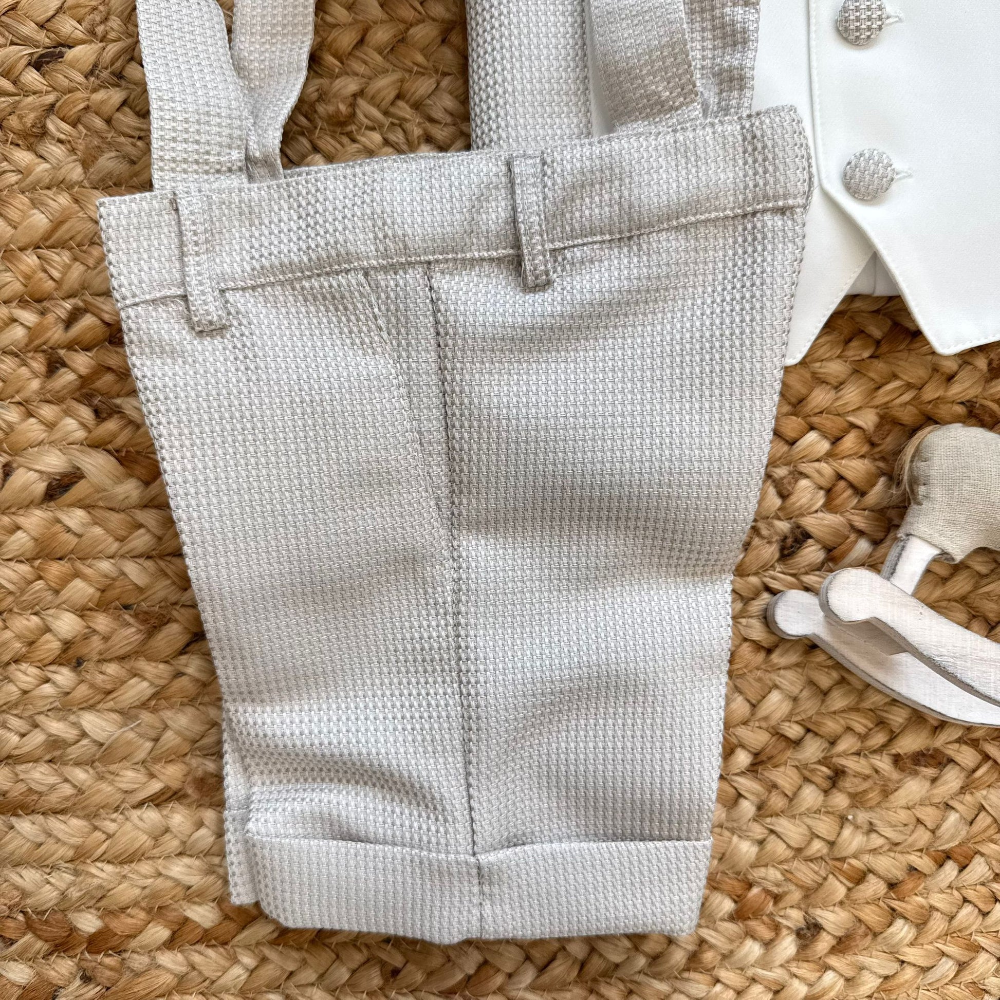 dettaglio pantaloncino cerimonia bimbo con bretelle