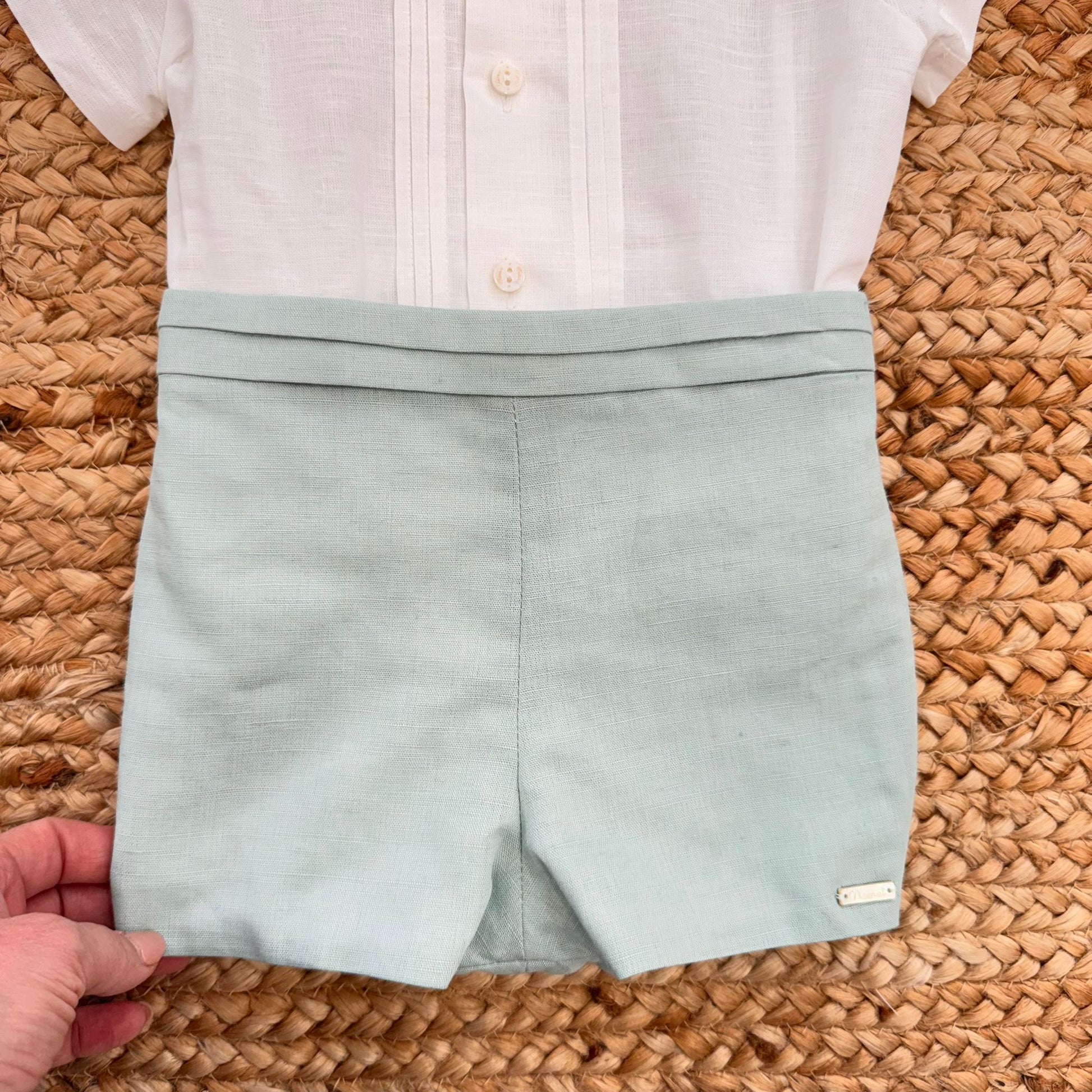 Dettaglio tessuto verde salvia lino e cotone pantaloncino bimbo